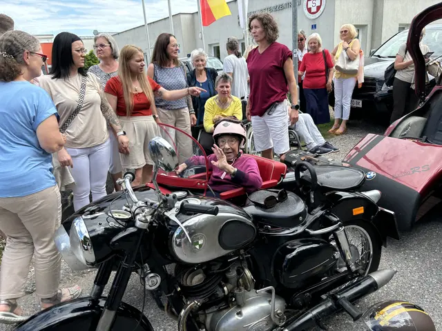 Elli, 96 Jahre, Bewohnerin des Pflegeheims Draßburg, freute sich schon riesig auf den Kurzausflug mit dem Motorrad.  | Foto: MeinBezirk/Barbara Babonitsch-Diewald
