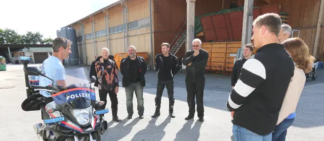 Instruktor Thomas Sparber mit seiner Biker-Gruppe. 