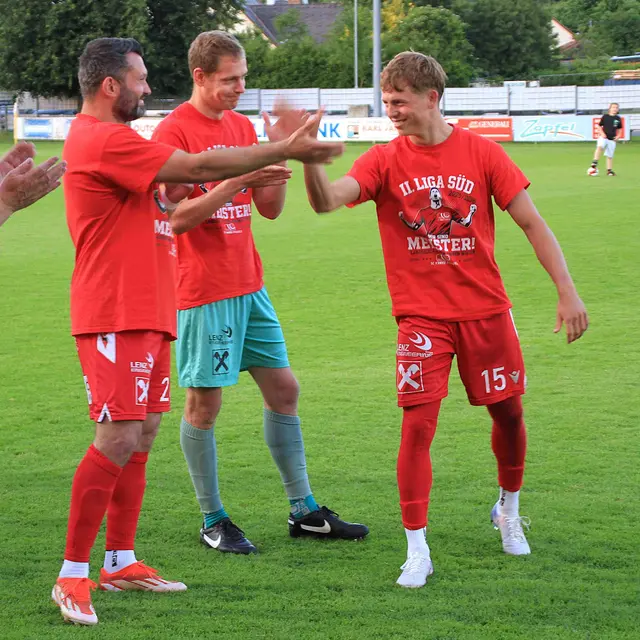 Dario Tadic und Lukas Zapfel waren die Topscorer der 2. Liga Süd. Kapitän Andreas Diridl gratulierte zu 70 erzielten Toren - Tadic (43) und Zapfel (27).   | Foto: Peter Seper