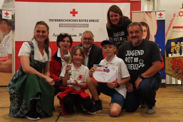 Helfi 2+ - Platz 1, Amstetten - Notruf Junior: Bundesrätin Viktoria Hutter, Landesleiterin Jugendrotkreuz Maria Handl-Stelzhammer, Lea Helmreich, Gebietsdirektor Martin Fida, Thomas Hochholzer, Landesjugendreferentin Jugendrotkreuz Gudrun Chwojka und RKNÖ-Präsident Hans Ebner.
Nicht am Foto: Hannah Stixenberger | Foto: RK NÖ/Stefan Gahr