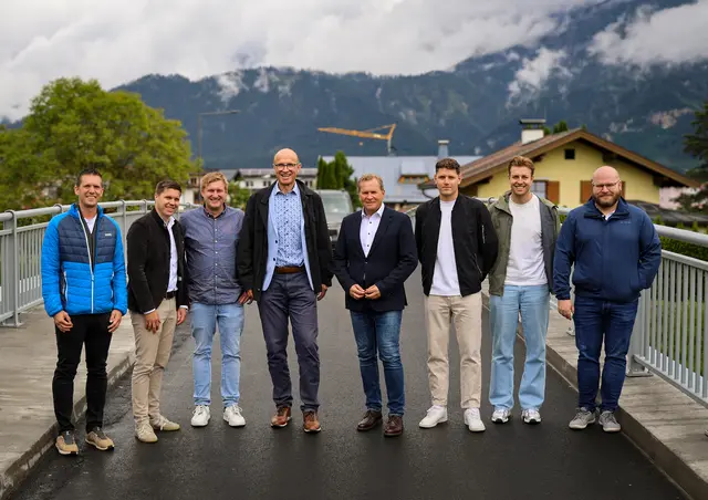 v.l. Julian Seidl (BauCon), Anton Manzl und Michael Klausner (Empl Bau), Gerald Haussteiner (BauCon), Bgm. Erich Rohrmoser, Tobias Haitzmann und Jannik Riess (BauCon), Zlatko Mitrovic (Stadtgemeinde)
Luftbild: Nach einem halben Jahr Bauzeit und einer Investition von 900.000 Euro konnte die Zellerstraßenbrücke wieder eröffnet werden. | Foto: Stadtgemeinde Saalfelden