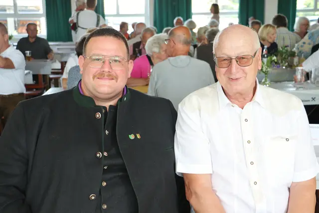 PVÖ-Obmann Gerhard Pomberer (re) mit dem SP-Ortsparteivorsitzenden Rene Strohmeier beim Frühschoppen 2025. | Foto: Edith Ertl