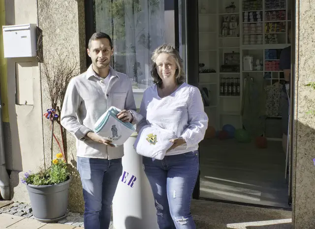 Bürgermeister Jürgen Schrönkhammer gratuliert und bekommt eine Babydecke mit eigens gesticktem Stadtlogo und dem Berndorfer Bären überreicht. | Foto: Markus Achleitner