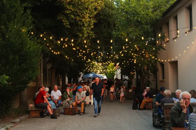 Die ganze Gasse verwandelt sich zur offenen Verkostungs- und Begegnungszone.
