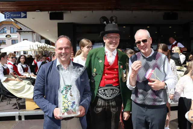 Harald Pöll (stv. Obmann Pfarrkirchenrat), Otto Siegele (Hauptorganisator des Pfarrfestes und Obmann Pfarrgemeinderat Kappl) und der Jubilar Pfarrer Gerhard Haas.  | Foto: Elisabeth Zangerl