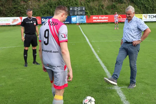 Den Ankick nahm Ballspender Karl Bohnstingl vor | Foto: Gerhard Langmann