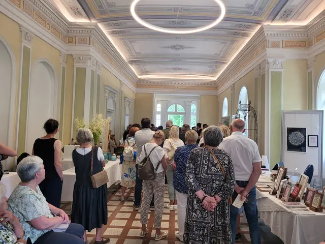 Stimmungsvolles Ambiente im Tassiloquelltempel für die Ausstellung von acht Frauen-Kunsthandwerkinnen