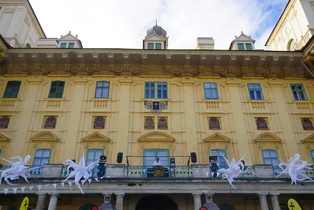 Am Balkon des Schloss Esterházy legte ein DJ auf. | Foto: Jennifer Flechl / MeinBezirk