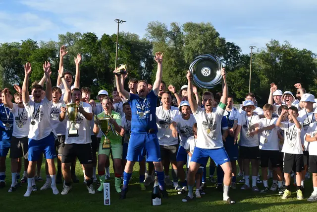 Der Meisterteller, die Pokale und der "goldene Schuh" sind in den Jabinger Händen. | Foto: MeinBezirk/Michael Strini