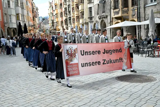 Bewährtes Motto des Landestrachtenverbandes Tirol - unübersehbar präsentiert beim Festumzug in der Altstadt. | Foto: Hassl