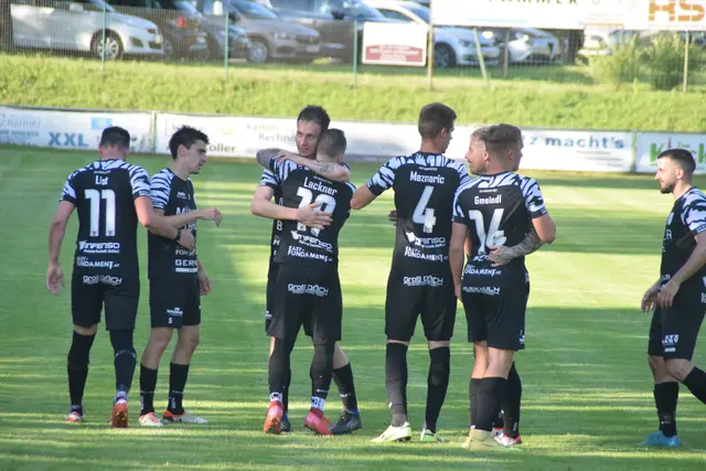 Jakob Meitz (3. von links) traf zum 2:1. Seine Mitspieler freuten sich über die Führung. | Foto: Elisabeth Kloiber/MeinBezirk