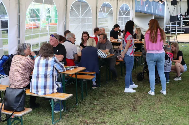 Schattenfreies Dasein im Festzelt | Foto: Gerhard Langmann