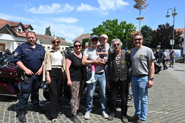 Biker spendeten für Schmetterlingskinder