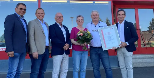 Bürgermeister Karl Habisch, WKO-Regionalstellenleiter Martin Heidinger, Vizebgm. Robert Hirsch (v.l.) und WKO-Vizepräsident Dietmar Schweiggl (r.) bei der Urkundenverleihung an Familie Legat | Foto: WKO Regionalstelle Südsteiermark