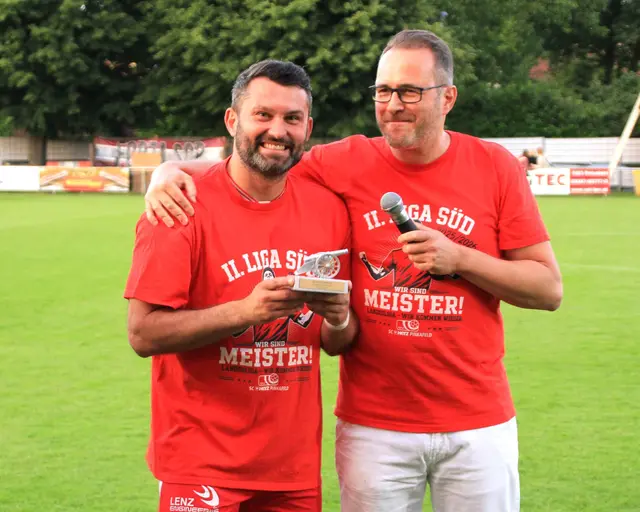 Für den besten Torschützen der Meisterschaft Dario Tadic - 43 Tore - gab es eine Auszeichnung von Obmann Mario Windhofer. | Foto: Peter Seper