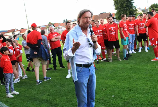 Erster Gratulant war Bürgermeister Kurt Maczek - der als Torhüter großartige Leistungen in der Landesliga, Regionalliga Ost und mit Oberwart in der 2. Bundesliga zeigte.   | Foto: Peter Seper