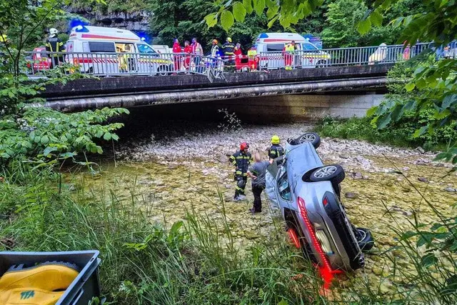 Pkw durchbrach Brückengeländer – fünf Personen verletzt