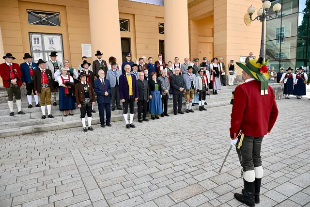 Zahlreich erschienene Ehrengäste mit Präsident LH Anton Mattle waren vertreten. | Foto: Hassl