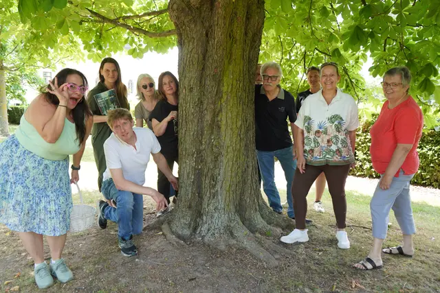 Fotoshooting zwischen den Proben zur märchenhaften Opernproduktion "Hänsel und Gretel" im Schlosspark Kittsee. Mit Celia Sotomayor (Regisseurin und Hexe), 
Cathrin Chytil (künstlerische Leiterin, Regisseurin und Mutter), Mitwirkende vom Kulturverein Schloss Kittsee Obmann Alois Lingitz und Johannes Frey
 | Foto: Andrea Glatzer