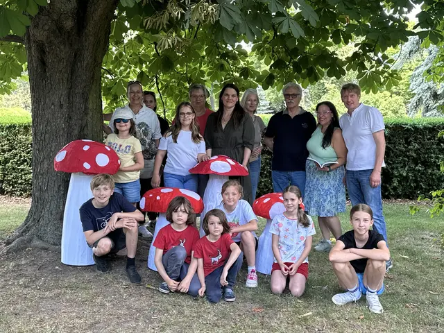 Ein Teil des Ensemble der heurigen Sommeroper Kittsee im Schlosspark bei Proben zu "Hänsel und Gretel" von Engelbert Humperdinck  | Foto: Mag. Johannes Frey