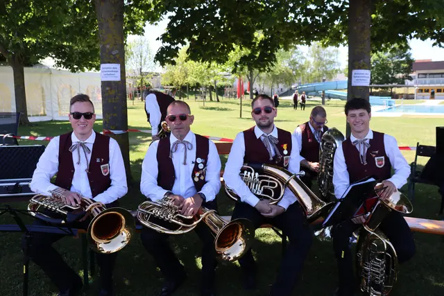 Zur Mittagszeit übernahm der Musikverein Schattendorf die musikalische Gestaltung der Eröffnungsfeier. Mit einem stimmungsvollen Frühschoppen sorgten die Musikerinnen und Musiker für beste Unterhaltung und trugen wesentlich zur festlichen Atmosphäre bei der Einweihung des neuen Clubhauses bei. | Foto: Alejandra Ortiz / MeinBezirk