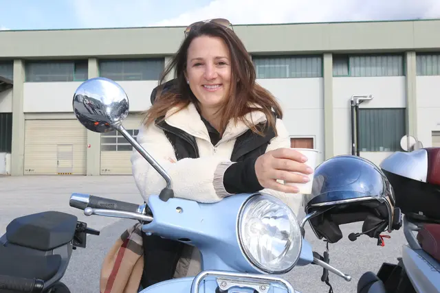 Landesrätin Astrid Mair, privat unterwegs mit einer Vespa.