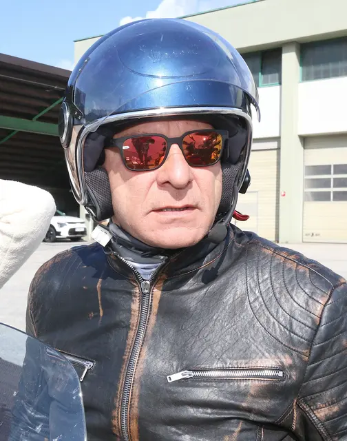 Police LPD Helmut Tomac im richtigen Outfit vor Ort.