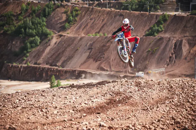 Enduro-Biker im Rennen