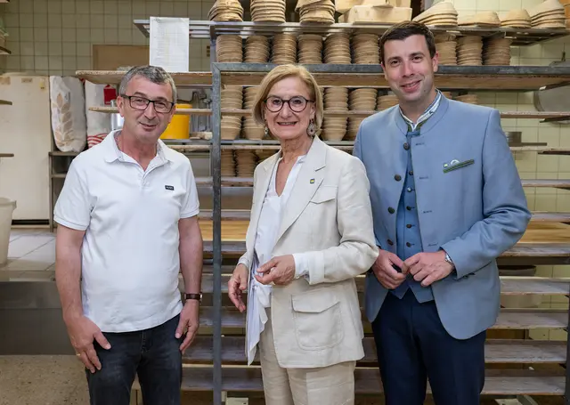Landeshauptfrau Johanna Mikl-Leitner mit (li.) Bäcker Nikoll Demaj und (re.) Bürgermeister Florian Hinteregger. | Foto: NLK Burchhart