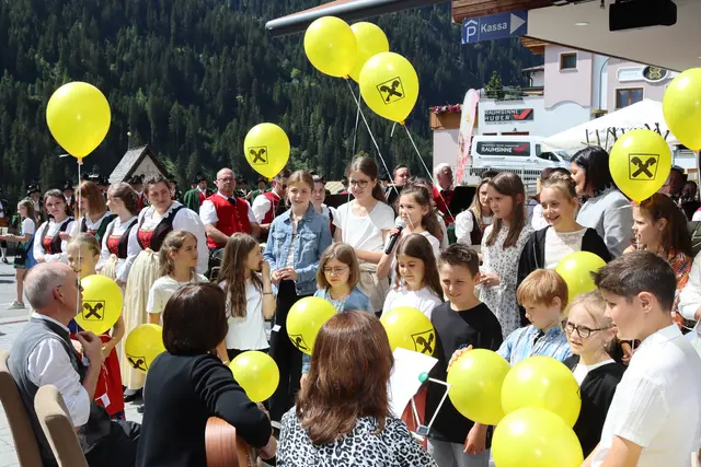 Auch die Kinder der Volksschule Kappl gratulierten.  | Foto: Elisabeth Zangerl
