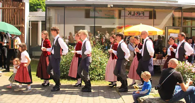 Die Volkstanzgruppe aus Glasing zog mit ihren schwungvollen Tänzen die Blicke auf sich. | Foto: Peter Seper