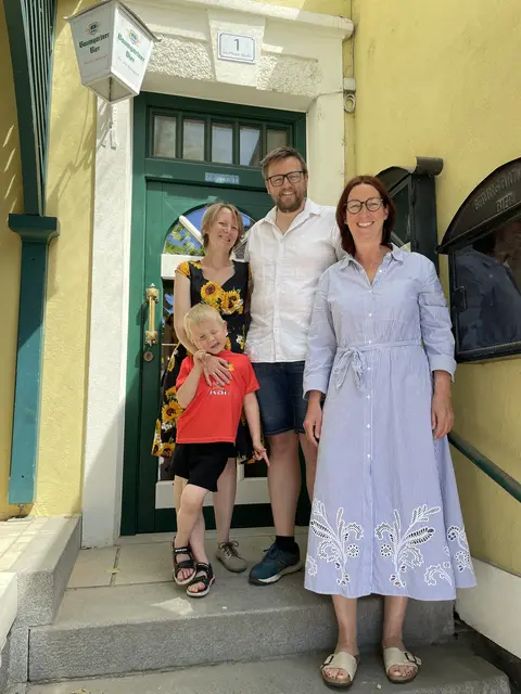 Die Neo-Wirte Michaela (links) und Daniel Maier mit ihrem Sohn und Raabs Bürgermeisterin Agnes Reiter. Das Gasthaus s'Hoamatl eröffnet am 19. Juni 2026.  | Foto: Gemeinde Raab