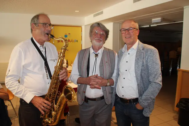  Gut gelaunt nahmen Saxfreak Hannes Spiegl (l.) und Altbürgermeister Manfred Spiegl (r.) den Jubilar in ihre Mitte.  | Foto: Manfred Jordan