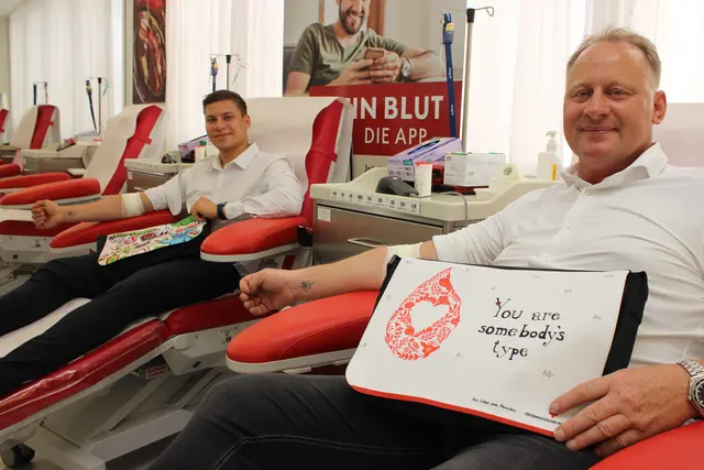 Blutspenden-Duo aus Traun zeigt, wie man gemeinsam Leben ret