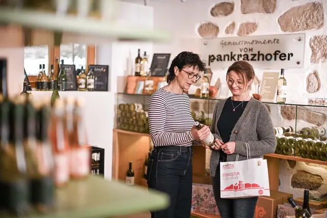 Eva Eder (l.) und Susi Lumetzberger im Hofladen des Pankrazhofers. | Foto: Matthias Witzany
