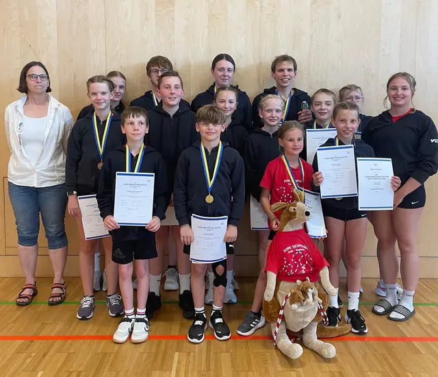 1. Reihe: Leandro Schmidmeier, Lukas Strondl, Catalea Reifenberger und Elina Peschel mit Maskottchen Mama Jumper sowie Little Miss Jumper und Prinz Boing Boing
1. Reihe: Mia Müller, Jermaine Schmidmeier, Luisa Layer, Lilia Rosner und Florian Fuchs
3. Reihe: Tina Kretschmer, Miriam Zmill, Marcel Friedl,Nadine Schrenk, Jonas Kretschmer, Katja Steininger und Sara Palmetzhofer | Foto: Rope Skipping Groß Siegharts