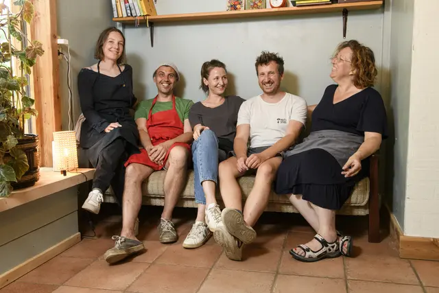 Susanne Richter, Alwin Schragner, Maria Kinzl, Manuel Bornbaum und Sigrid Gerl stehen hinter dem Café Schillwasser. Jede und Jeder von ihnen bringt ihre eigene Spezialität ins Lokal mit. | Foto: Pierro Chiusi