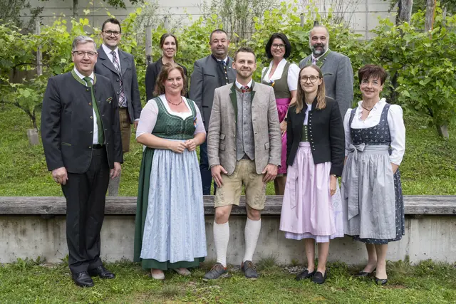 1. Reihe (v.l.n.r.): Andreas Steinegger (Präsident Landwirtschaftskammer Steiermark), Margret Schmitt (Bezirksbäuerin Deutschlandsberg), Martin Wallner, Julia Rabensteiner, Theresia Harrer (ARGE Meister:innen-Sprecherin)
2. Reihe (v.l.n.r.): Franz Heuberger (Geschäftsführer Lehrlings- und Fachausbildungsstelle), Daniela Posch (Vorsitzende Bildungsausschuss, LK Steiermark), Markus Konrad (Landtagsabgeordneter), Ursula Reiter (Landesbäuerin), Dieter Frei (Abteilungsleiter Bildung, LK Steiermark) | Foto: © LFA/Danner