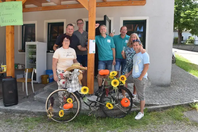 Elisabeth Pitto, Norbert Stockinger, Christoph Haas, Johann Pflügler, Reinhard Rammel, Birgit und Rene Joichl bei der Wagramer Station.  | Foto: Michaela Müller