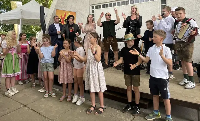 Am Nachmittag des Fronleichnamsfestes begeisterte das Showprogramm die vielen Gäste. Mit abwechslungsreichen Darbietungen sorgte es für gute Laune und wurde mit lang anhaltendem Applaus belohnt. | Foto: Veronika Kicker