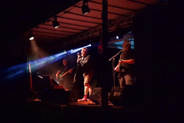 Band auf Bühne