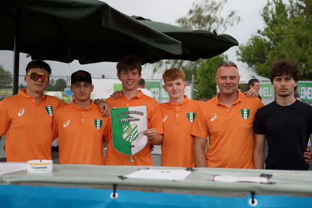 Herrenrunde in Fußball-Shirts SV Stixneusiedl-Gallbrunn