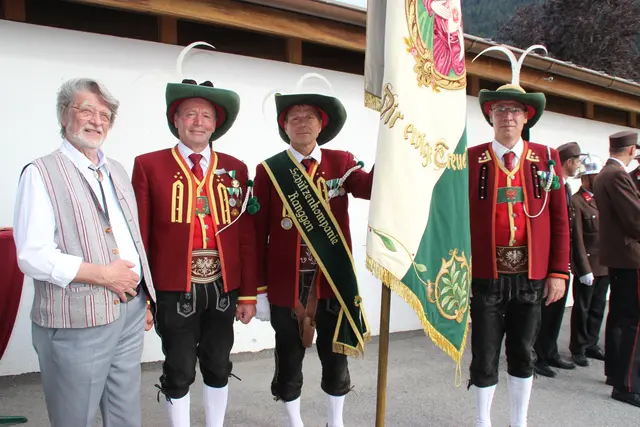 Natürlich gratulierte auch die Rangger Schützenabordnung standesgemäß mit Fahne dem Jubilar.  | Foto: Manfred Jordan