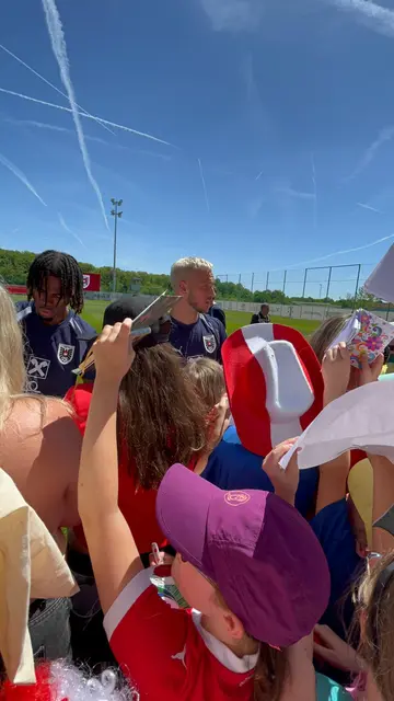 Die Spieler kamen zur Zuschauertribüne und standen freundlich und geduldig für Autogramme und Fotos zur Verfügung. | Foto: VS Mondweg