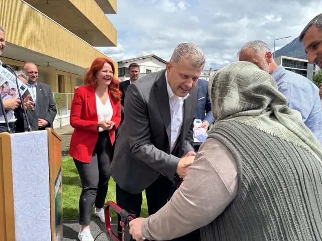 Neues Sprengelhaus in Telfs: Zusammen mit AmtkollegenInnen übergab Schwaninger als Koordinator die Schlüssel an Bewohner/innen.