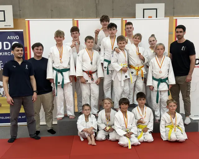 Im Bild die die erfolgreichen Judokas mit ihren Trainern. | Foto: Privat