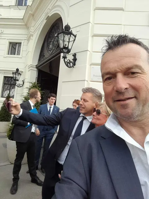 Der neue Ungarische Präsident (im Hintergrund beim Selfiemachen) vor der Präsidentschaftskanzlei.  | Foto: PTS Aigen-Schlägl