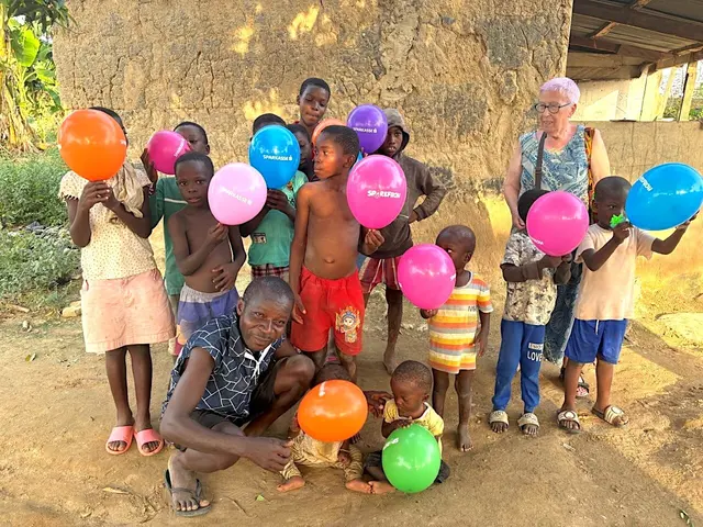 Cerwenka überbrachte den Kindern auch Luftballons.  | Foto: Elisabeth Cerwenka