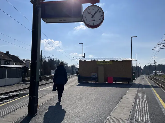 Warten, bis die Lokalbahn kommt – im Flachgau muss man sich gedulden.  | Foto: Sabrina Moriggl