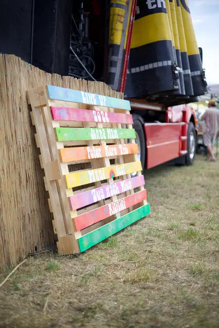 Bemalte Holzpalette mit Programm 